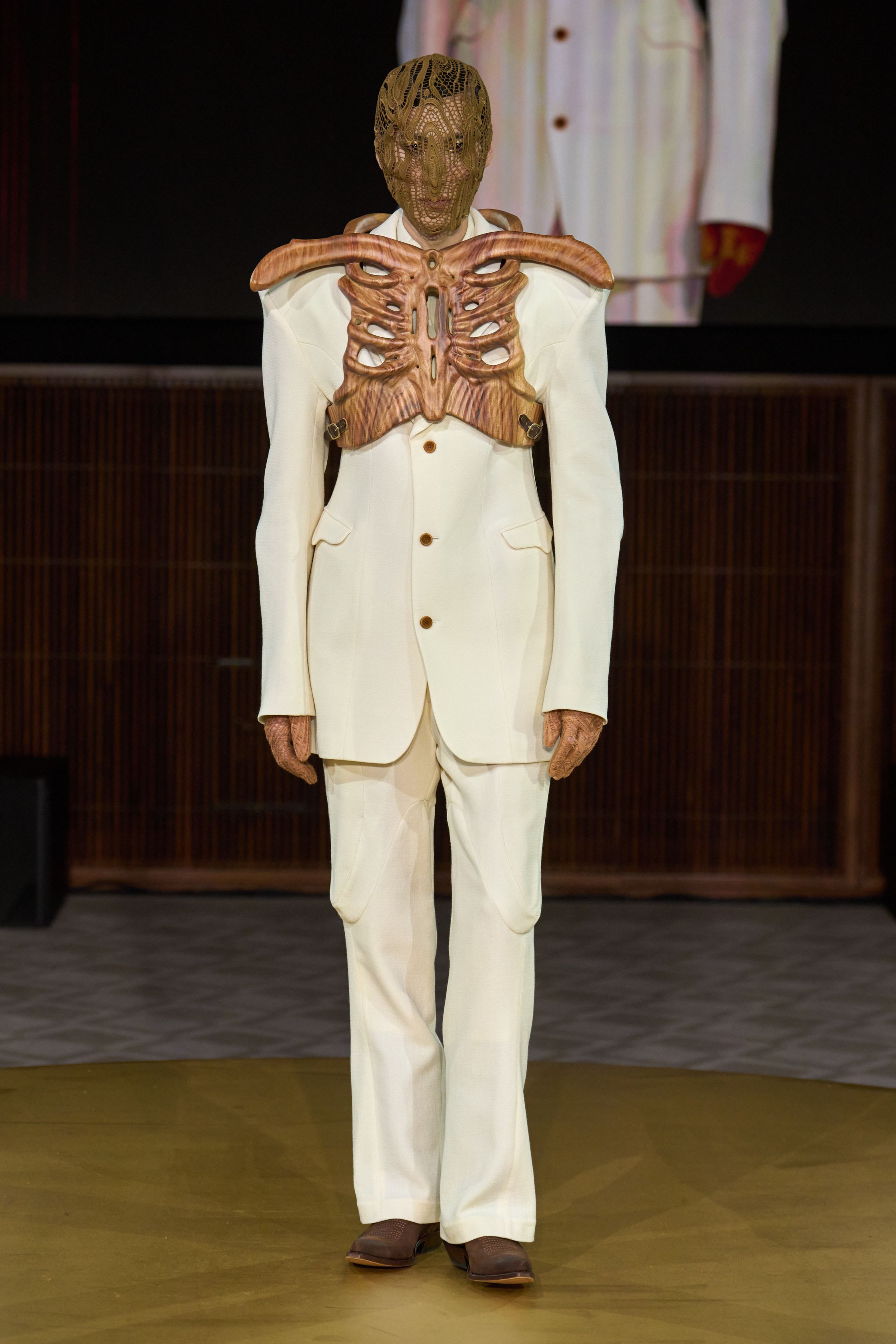 London College of Fashion以实验性结构与面部遮挡装置制造先锋张力，解构西装、未来感配色与夸张比例并置，展现学院派对社会议题的大胆回应-顽石频道趋势研究